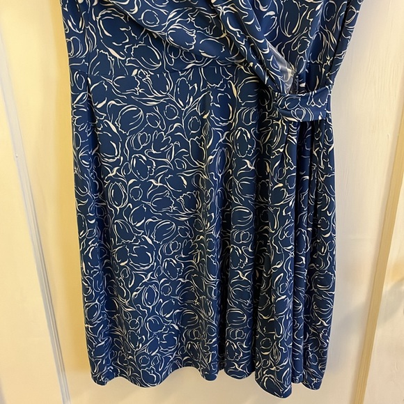 Kaileigh Blue and White Floral Faux-Wrap Dress (Women’s XL) - Picture 2 of 5